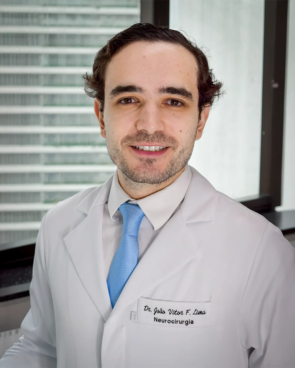 Dr. João Vitor Lima em jaleco, atendimento em Moema